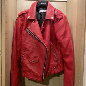 Röd skinnjacka Mango  - Röd skinnjacka från Mango strl S