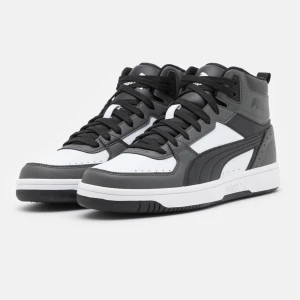 Puma höga sneakers  - Jättefina höga sneakers från puma. Köpt förra året, använt fåtal gånger.   Köpte för 750, säljer för 500+ frakt strlk 38.5 passar som 39 