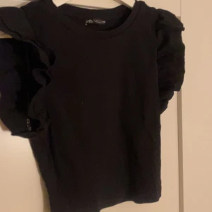 Zara topp strl M  - Zara topp med volanger, storlek Medium fint skick 