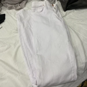 Zara Jeans - Skit snygga Zara jeans! de är lågmidjade, aldrig använda för vita jeans är inte för mig! pris kan diskuteras 