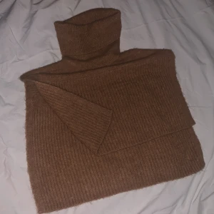 Brun tröja - Vet helt ärligt inte va den heter men har använt den endast en gång, den är som ny. Kommer inte ihåg hur mycket den kostade, dessa brukar vara lite dyra men jag säljer för 170 
