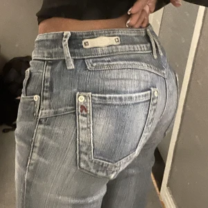 Replay jeans - Snygga Jeans från Replay, passar mig bra i längden som är 167🌸 Ser grå/blåa ut på bilden men dom är ljusblåa, pris + frakt <3