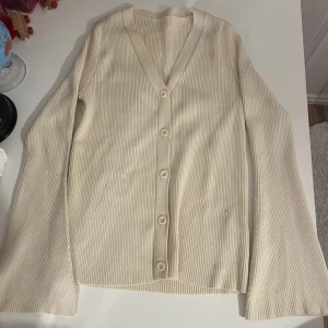 Tröja  - Helt ny tröja köpte den för 200kr men säljer den för 60kr! 