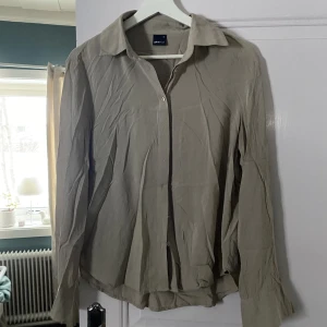 BEIGE SKJORTA - Storlek S Fint skick Perfekt att ha en stickad väst över