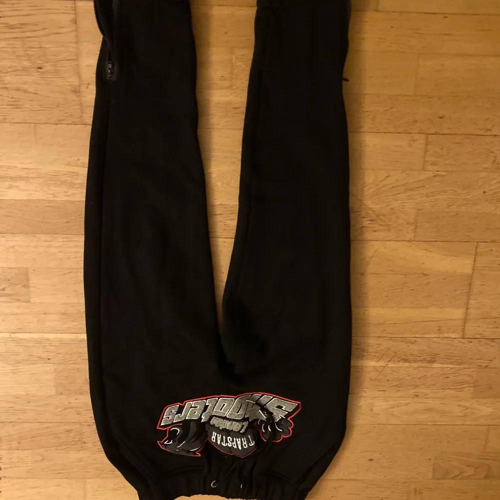 trapstar tracksuit exact som äkta ända skillnaden är snören och de e samma som äkta bara typ 5 cm längre för mer bilder dma mig . Gör meet ups i stockholm det går att prata om pris i dm . Köparen står för frakt. Storlek S men passar som M. Hoodies.