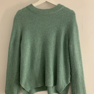 Stickat - Snygg grön enkel stickad tröja, färgen är mer grön i verkligheten! Jag är 168 cm lång och bär oftast xs/s;) skriv för fler bilder💚