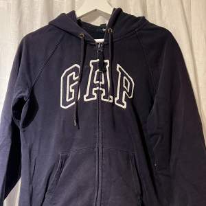 En jätte fin mörkblå gap hoodie! Betalning sker via swish!