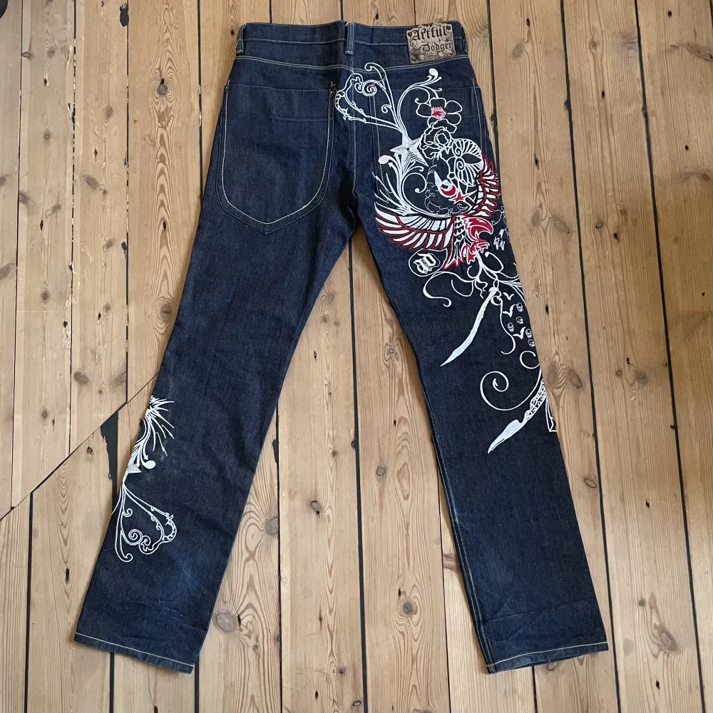 Feta graphic jeans från artful dodger, köpta på en pop-up i våras för 900kr men knappt använda, ingen slitning alls! Står storlek 30 men sitter lite större, passar nog till 32 också.. Jeans & Byxor.