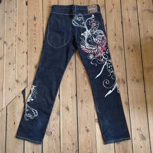 Feta graphic jeans från artful dodger, köpta på en pop-up i våras för 900kr men knappt använda, ingen slitning alls! Står storlek 30 men sitter lite större, passar nog till 32 också.