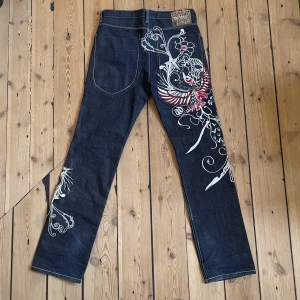 Graphic jeans - Feta graphic jeans från artful dodger, köpta på en pop-up i våras för 900kr men knappt använda, ingen slitning alls! Står storlek 30 men sitter lite större, passar nog till 32 också.