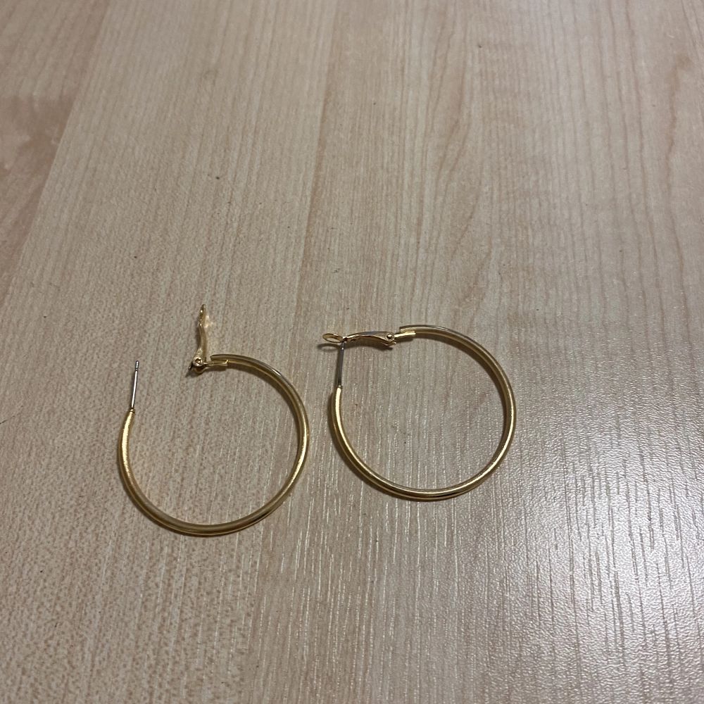 Paket av 4 par guldiga örhängen. Säljer då jag bara behöver den minsta paret.🌟🌟🌟 Aldrig använda köpta för några dagar sen. . Accessoarer.