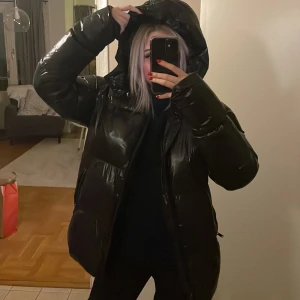 Vinter jacka - Monclear liknande jacka!  Super skön och vindtät jacka från Bohoo, använd fåtal gånger🤍 säljer pga har fått ny och kommer ej till användning Pris kan diskuteras!! 🤍🤍