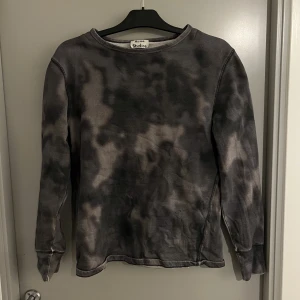 Acne studios tröja - Acne Studios tröja från deras ss17 kollektion, tröjan kommer till ingen användning då den är för liten! Asfet tvätt på den