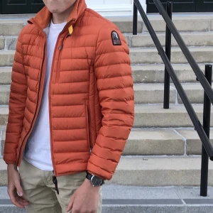 Parajumper dunjacka - Använd en höst, använd men inga skador. Säljer då jag aldrig använder den och den är för liten för mig