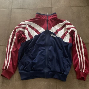 Vintage adidas zip tröja - Vintage adidas zip tröja/hoodie🫶sitter bra å oversized på mig som har xs-s, står typ ingen storlek men skulle gissa på L