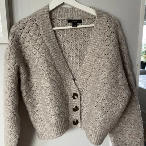 Stickad kofta - Beige stickad kofta, den är i storlek L så skulle säga att den passar de flesta beroende på hur man vill att den ska sitta🫶🏻