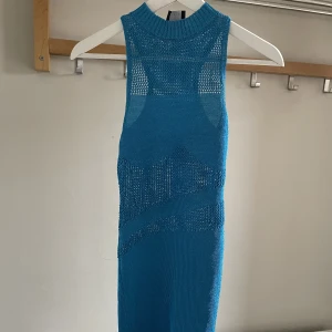 Känning från bershka  - Blåglittrig klänning från bershka i storlek s. Aldrig använd, prislappen sitter kvar. Pris 100 kr 