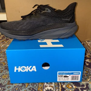 Hoka challenger 7 - Helt nya oanvända Hoka challenger 7, storlek 43 1/3 till salu. Ny pris 2150kr mitt pris 1350kr