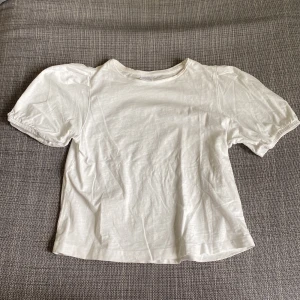 Topp - Fin topp från zara. Knappt använd så är i bra skick. 