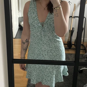 Blommig klänning från zara  - Blommig klänning från zara, sparsamt använd. Klänningen är i storlek s, pris 100 kr 