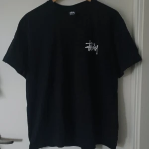 Stüssy T-shirt - Fin Stüssy T-shirt som jag säljer då den inte passar mig. Storlek L. Aldrig använd. 