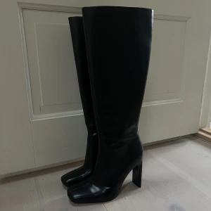 Klackar Zara - Helt nya slutsålda klackar från Zara, använda en gång. Som nya. Storlek 37. 9 cm klack Säljes pga. fel storlek. Nypris 700 kr.