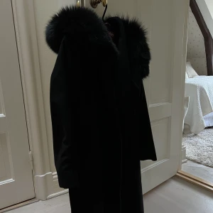 MaxMara Kappa - Storlek 34. I superfint skick, päls som ny. Har satt i nya band på sidorna på sidorna men ser bra ut, se bild. Inköpt på Jackie 2020.