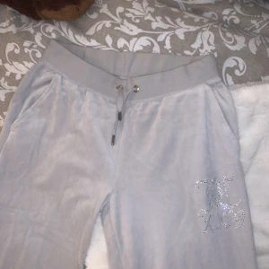 Juicy Couture mjukisbyxor - Som nytt skick, superlena o knappt använda. Storlek S. Rensar pga flytt så därav bra pris