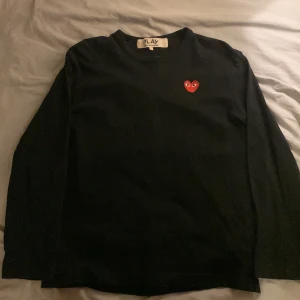 Cdg tröja - Säljer min cdg play tröja för den inte kommer till användning längre! Jätte snygg och inga hål😁