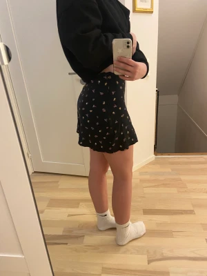 A-skuren kjol - Superfin kjol från h&m, den är använd några gånger men är fortfarande i jättefint skick! Jag säljer den då den tyvärr blivit för liten på mig :(