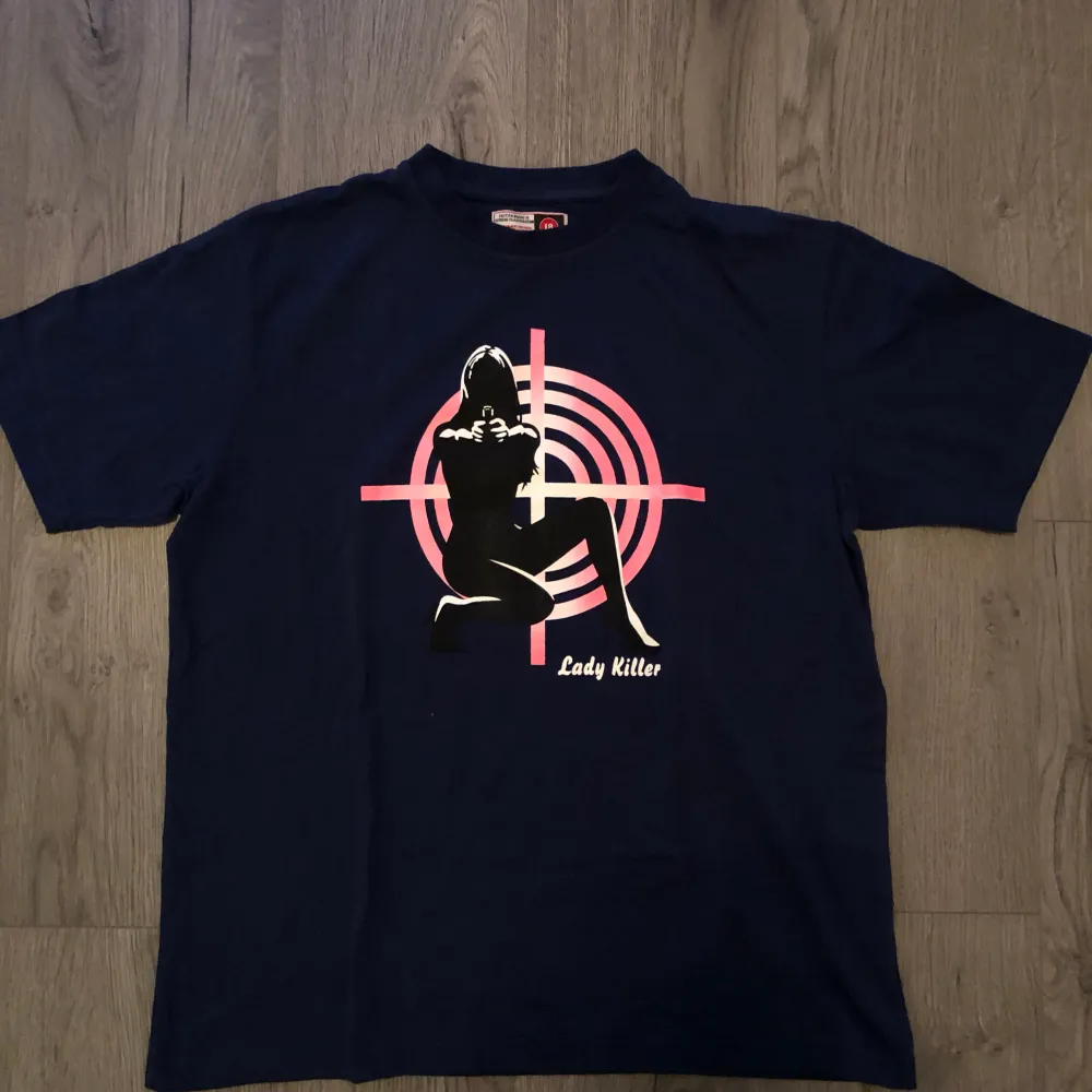 Vintage ”Lady Killer” T-shirt. Mörkblå, bra skick, storlek medium.. T-paidat.