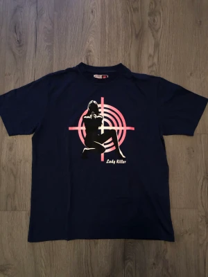 Vintage ”Lady Killer” T-shirt  - Vintage ”Lady Killer” T-shirt. Mörkblå, bra skick, storlek medium.