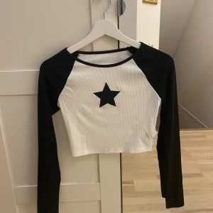 y2k tröja med stjärna - Sååå fin tröja från shein, passar bra med typ alla byxor men jag blev så ledsen när den var lite för liten </3 aldrig använd!🥰