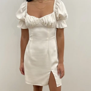 Vit Klänning - intressekoll på denna fina, slutsålda NAKD klänning! skickar tillbaks om ingen vill ha! superfin, men satt inte jättebra på mig