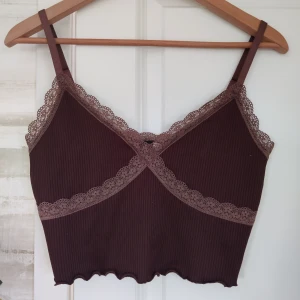 Somrig topp från HM  - Söt crop top/linne med spets, i polyester. Använd 2 ggr, jättebra skick. 