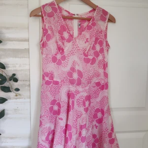 Vintage klänning - Jättesöt klänning i retro blommigt mönster. Tunnt somrigt tyg, ej stretchigt. Passar nog en strl xs/s, 34-36. Går ungefär till mitten av låret. 