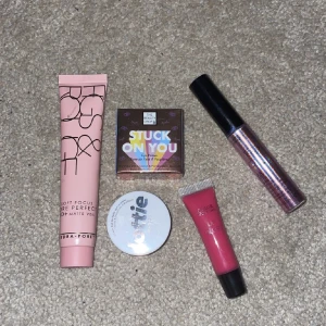 Hudvård & smink - Nästan helt oanvända! Vill bara bli av med dom!  Två läppglans 10kr/st En guldig ögonskugga (oöppnad) 10kr  En eye primer (oöppnad) 10 kr Ett mattande serum för ojämnheter i huden, 40 kr FRI FRAKT PÅ TISE❗️❗️