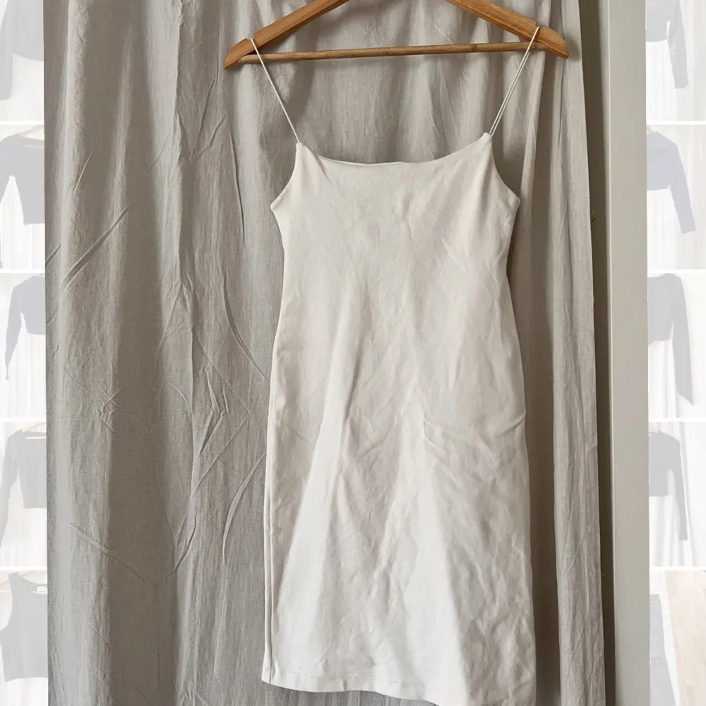 Fin vit klänning med tunna axelband! Sparsamt använd. Eventuell frakt står köparen för! 🌸. Klänningar.