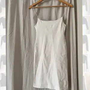 Fin vit klänning med tunna axelband! Sparsamt använd. Eventuell frakt står köparen för! 🌸
