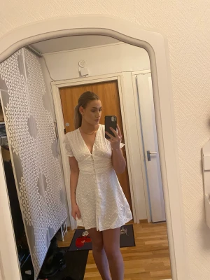 Klänning med knappar på framsidan  - Jätte söt vit klänning med knappar hela vägen på framsidan. Aldrig använd 