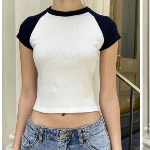 Brandy Melville t-shirt❤️‍🔥❤️‍🔥 - säljer min jätte gulliga brandy Melville tröja  samma färg som på bild nmr 2❤️‍🔥 säljer då den tyvärr inte kommer till användning. Endast  använd 1 gång.