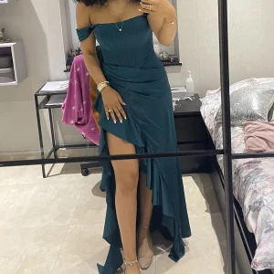 Esmerald/petrol grön festklänning med korsett  - Elegant och exklusive festklänning med korsett i esmelard/Petrol grön färg. 