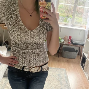 odd molly t-shirt - en super gullig odd molly t-shirt i coolt mönster☺️den är v-ringad och i storlek 1 vilket motsvarar S. I princip aldrig använd💗