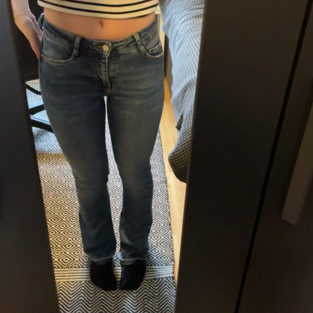 Snygga jeans från Ginatricot i storlek Xs, små på mig i midjan men är bra i längden (är 159). Uppsprättade nere vid fötterna men inget som syns💕Skriv för frågor! . Jeans & Byxor.