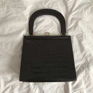Mörkbrun vintage handväska med gulddetaljer💌 