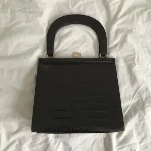 Mörkbrun vintage handväska med gulddetaljer💌 