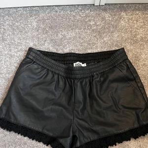 Lågmidjade Skinnskjorts  - Skinnskjorts från twist and tango, använd fåtal gånger 