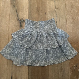 Kjol - Blå kjol med vita detaljer i storlek S. Fint skick, använd ett fåtal gånger. 😊🌸☀️