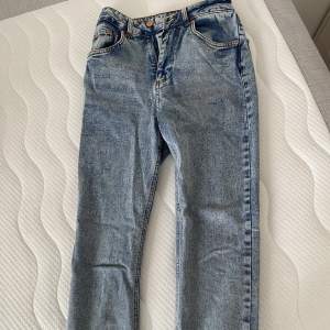 Jeans i modellen ”Mom jeans”. Använd fåtal gånger och är i fint skick. Storlek 34 men speciellt långa på mig som är en 167. 100kr+frakt