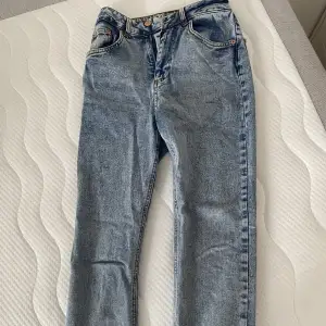 Jeans i modellen ”Mom jeans”. Använd fåtal gånger och är i fint skick. Storlek 34 men speciellt långa på mig som är en 167. 100kr+frakt